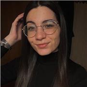 Profesora de inglés imparte clases tanto de inglés como de otra materia